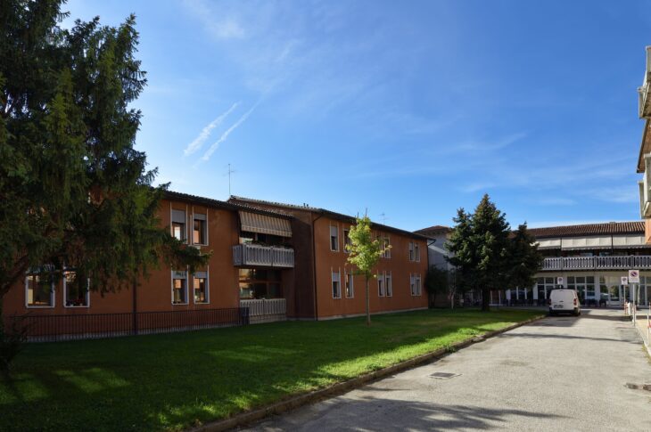 Spazio esterno della struttura con giardino, percorso carrabile e accesso agli edifici.