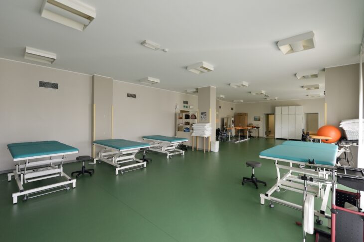 Palestra attrezzata con lettini, ausili e spazi dedicati alle attività riabilitative.