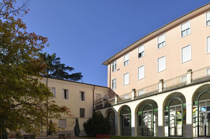 Vista del porticato ad archi e del cortile interno della struttura Girolamo Salvi.